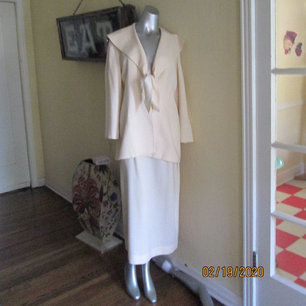 Amazing White Wool Suit Long Jacket Dressy size 10